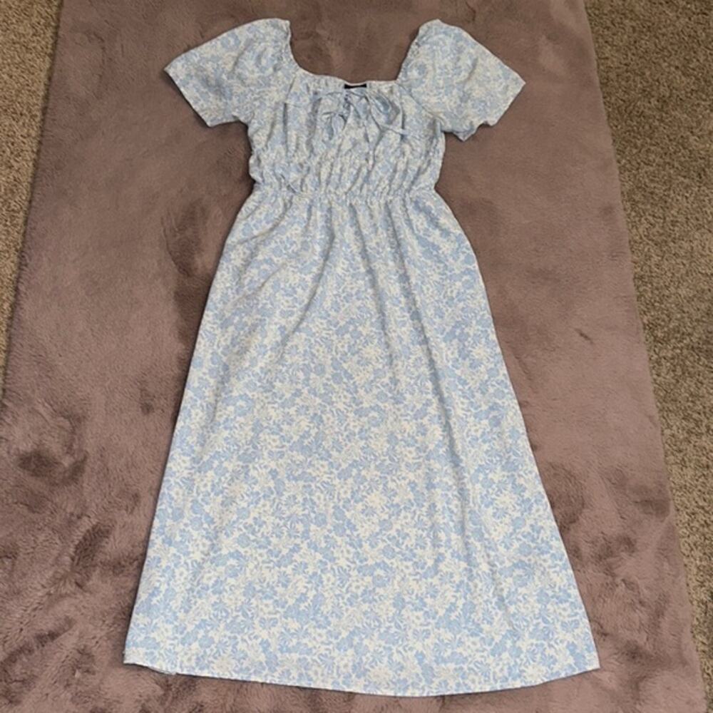 Beautiful Blue and White Flowy Floral Dress with Pockets Who What Wear